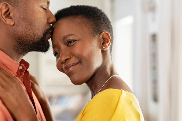 Homem negro beijando sua esposa na testa — Fotografia de Stock