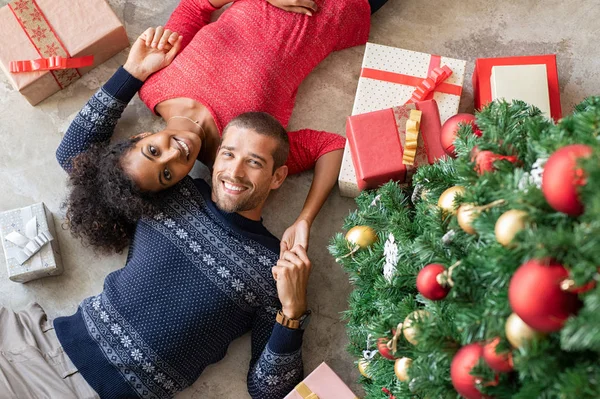 Multi-etnisch koppel met kerstcadeaus — Stockfoto