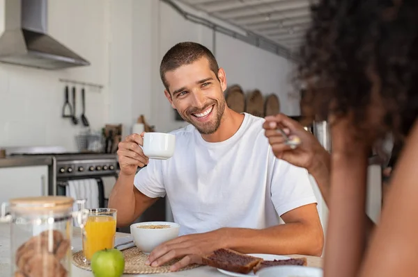 Man geniet van ontbijt met Afrikaanse vrouw — Stockfoto