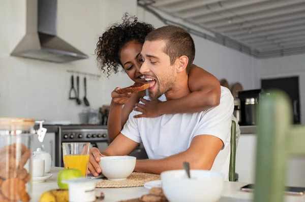 Vrouw voeden man voor ontbijt — Stockfoto