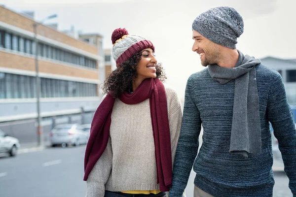 Casal multiétnico apaixonado andando durante o inverno — Fotografia de Stock