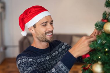 genç adam dekorasyon Noel ağacı
