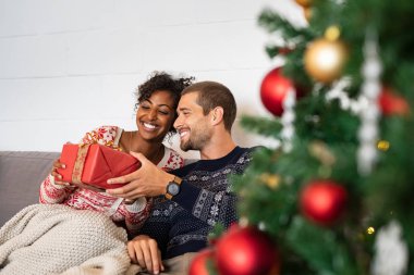Noel hediyesi için kadın veren adam