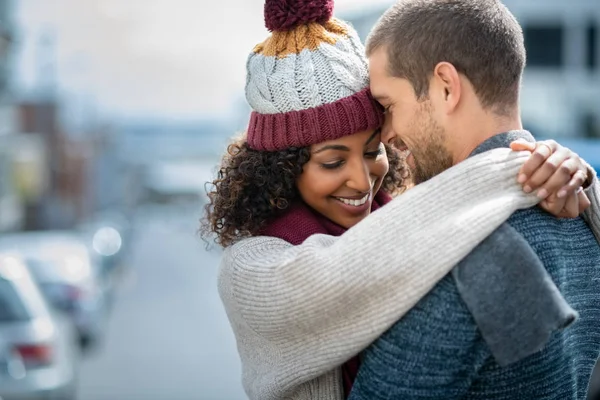 Casal feliz no amor abraçando no inverno — Fotografia de Stock