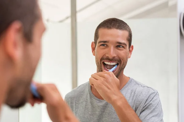 Щасливий Чоловік чистить зуби — стокове фото
