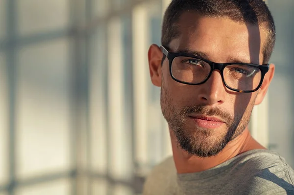 Homme cool portant des lunettes — Photo