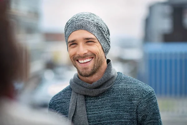 Jovem sorridente vestindo roupas de inverno — Fotografia de Stock