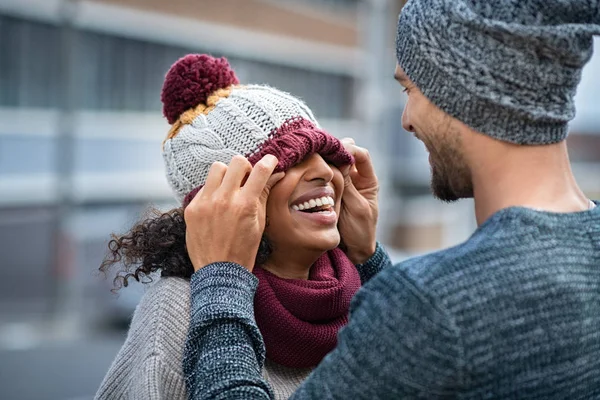 Мужчина и женщина играют в зимнюю кепку — стоковое фото