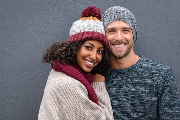 Счастливая молодая пара в зимней одежде — стоковое фото