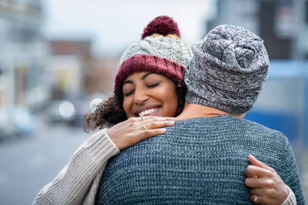 Pareja multiétnica abrazándose al aire libre en invierno —  Fotos de Stock