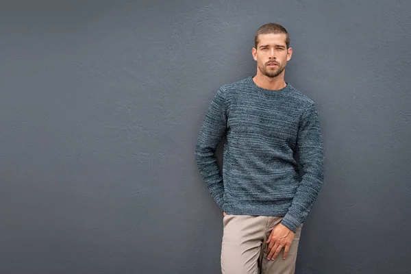 Uomo alla moda casual contro muro grigio — Foto Stock
