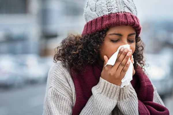 Zwarte vrouw met koude niezen outdoor — Stockfoto