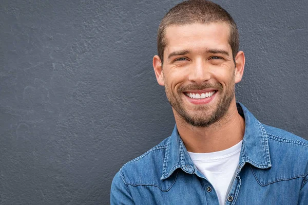 Happy smiling guy looking at camera — Stock Photo, Image