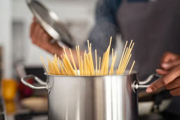 Spaghetti pasta in pot — Stockfoto