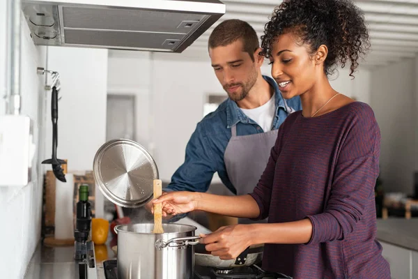 Женщина готовит еду со своим парнем — стоковое фото