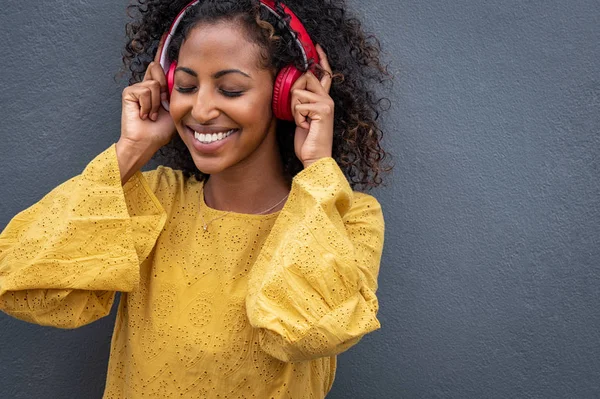 Vacker afrikansk kvinna lyssnar på musik — Stockfoto