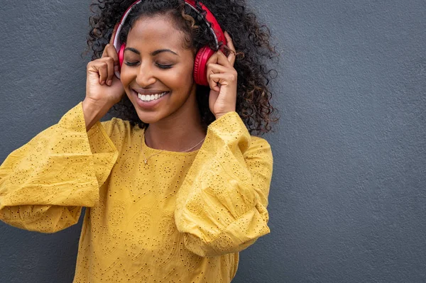 Belle femme africaine à l'écoute de la musique — Photo