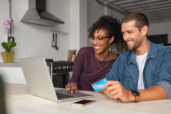 Buon pagamento online multietnico ouple — Foto Stock