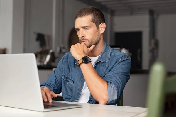 Seriöser Mann arbeitet zu Hause am Laptop — Stockfoto