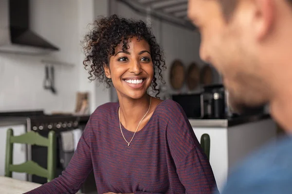 Glad ung afrikansk kvinna med man — Stockfoto