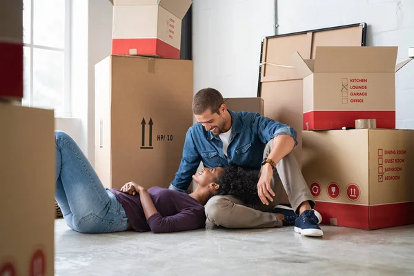 Woman lying on man lap after moving house — Stock Photo, Image