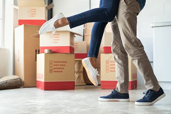 Pareja feliz mudándose a casa — Foto de Stock