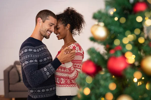 Multi-etnisch paar in liefde dansen tijdens Kerstmis — Stockfoto