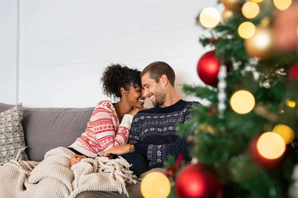 Zoete paar omarmen tijdens Kerstmis — Stockfoto