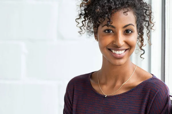 Счастливая красивая чернокожая женщина — стоковое фото