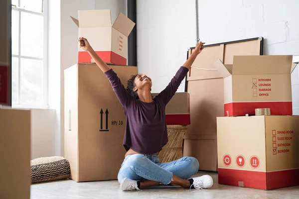 Spændt ung kvinde i nyt hus - Stock-foto