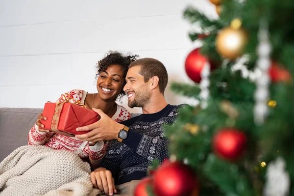 Man die geeft kerstcadeau aan vrouw — Stockfoto