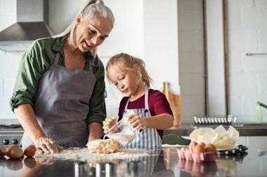 Küçük sevimli kız hamur süt ekleyerek