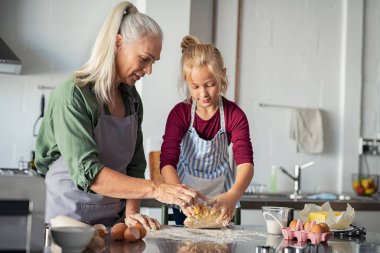 Büyükanne ile çocuk yoğurma hamuru