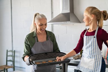 Kız bakeware gelen sıcak çerez alarak