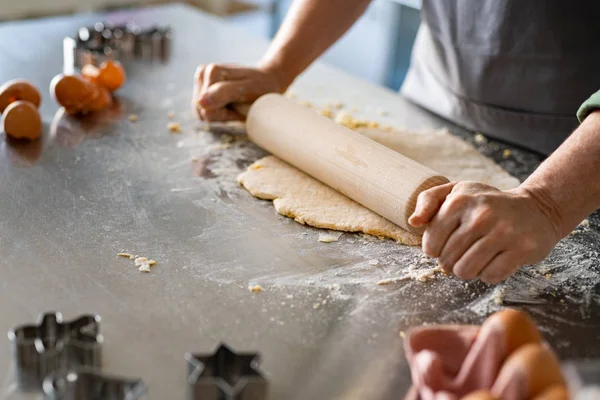 Woman hands rolling dough at home — Stock Photo, Image