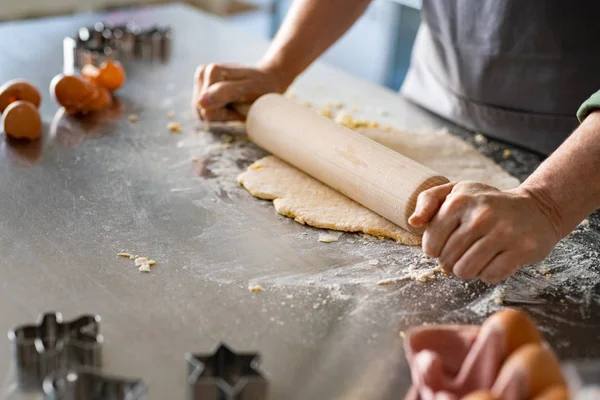 Vrouw handen rollen deeg thuis — Stockfoto