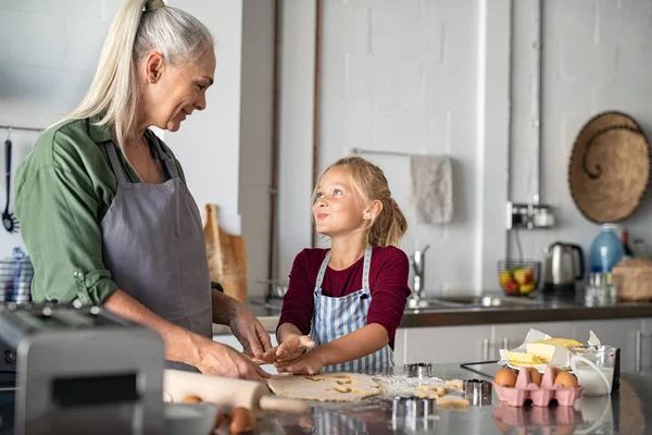 Mormor och barnbarn lagar mat tillsammans — Stockfoto