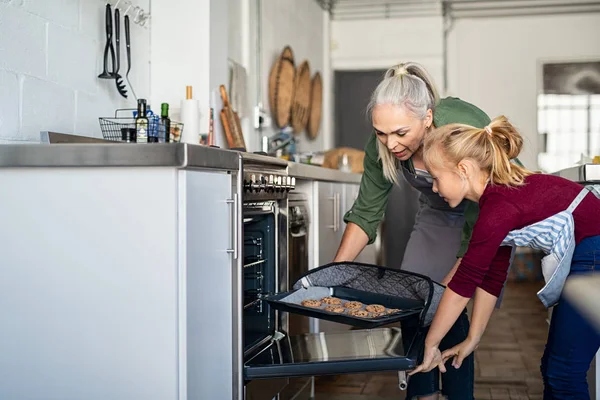 Matlagning kakor i ugnen — Stockfoto