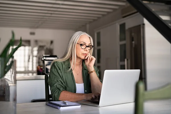 Femme âgée inquiète en utilisant un ordinateur portable — Photo