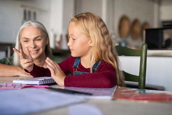 Barn räknings nummer på fingrar — Stockfoto