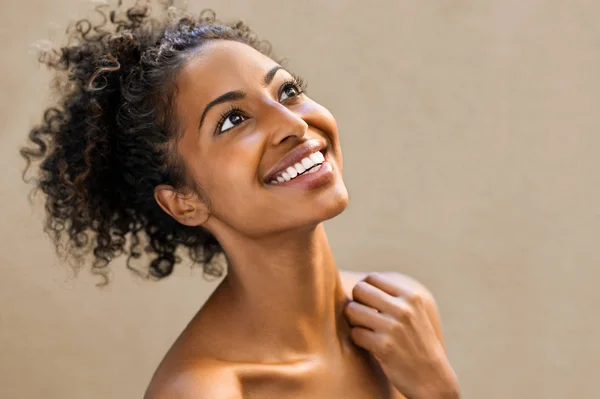 Feliz africana belleza mujer riendo — Foto de Stock