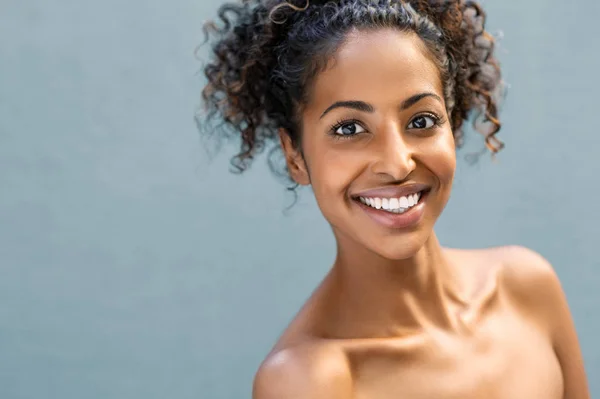 Χαμογελώντας όμορφη αφρικανική γυναίκα — Φωτογραφία Αρχείου