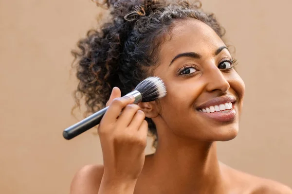 Mulher de beleza preta usando pincel de maquiagem — Fotografia de Stock