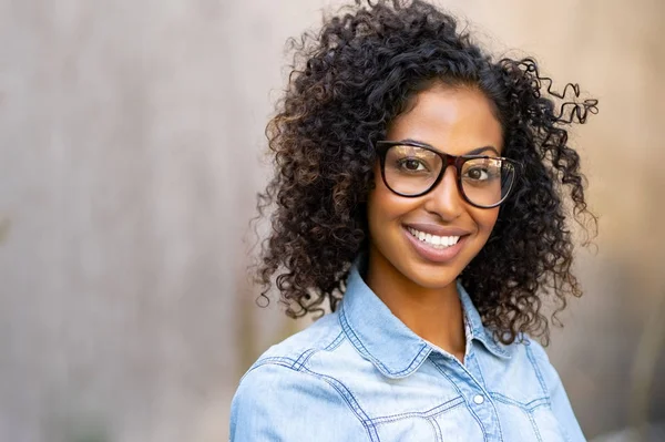 Menina africana vestindo óculos — Fotografia de Stock