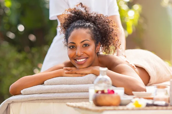 Mujer africana spa masaje — Foto de Stock