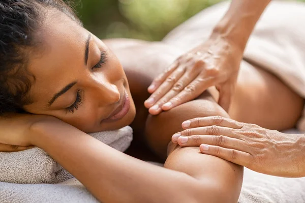 Terapia de masaje en el spa — Foto de Stock