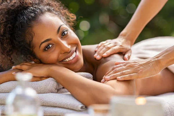 Czarna kobieta relaksująca podczas masażu Spa — Zdjęcie stockowe
