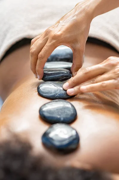 Masaje de piedra caliente en el spa — Foto de Stock