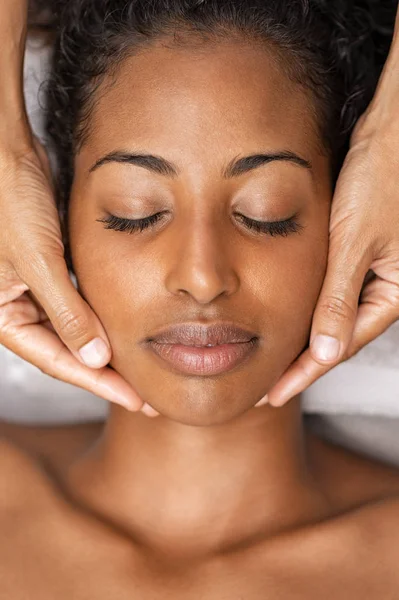 Rosto de massagem no spa — Fotografia de Stock
