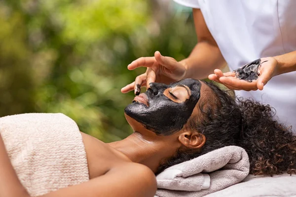 Mujer recibiendo carbón facial en el complejo de belleza —  Fotos de Stock